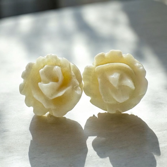 Stunning 1950’s Rose Carved Genuine Ivory 14kt Gold Post Earrings - Picture 5 of 10